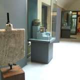 Dietro le vetrate sono conservati alcuni oggetti di epoca preistorica come la stela, simbolo funerario 